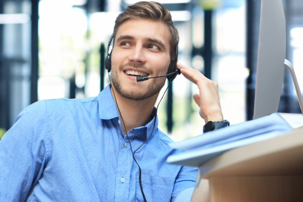 contact center agent attending a client's support request